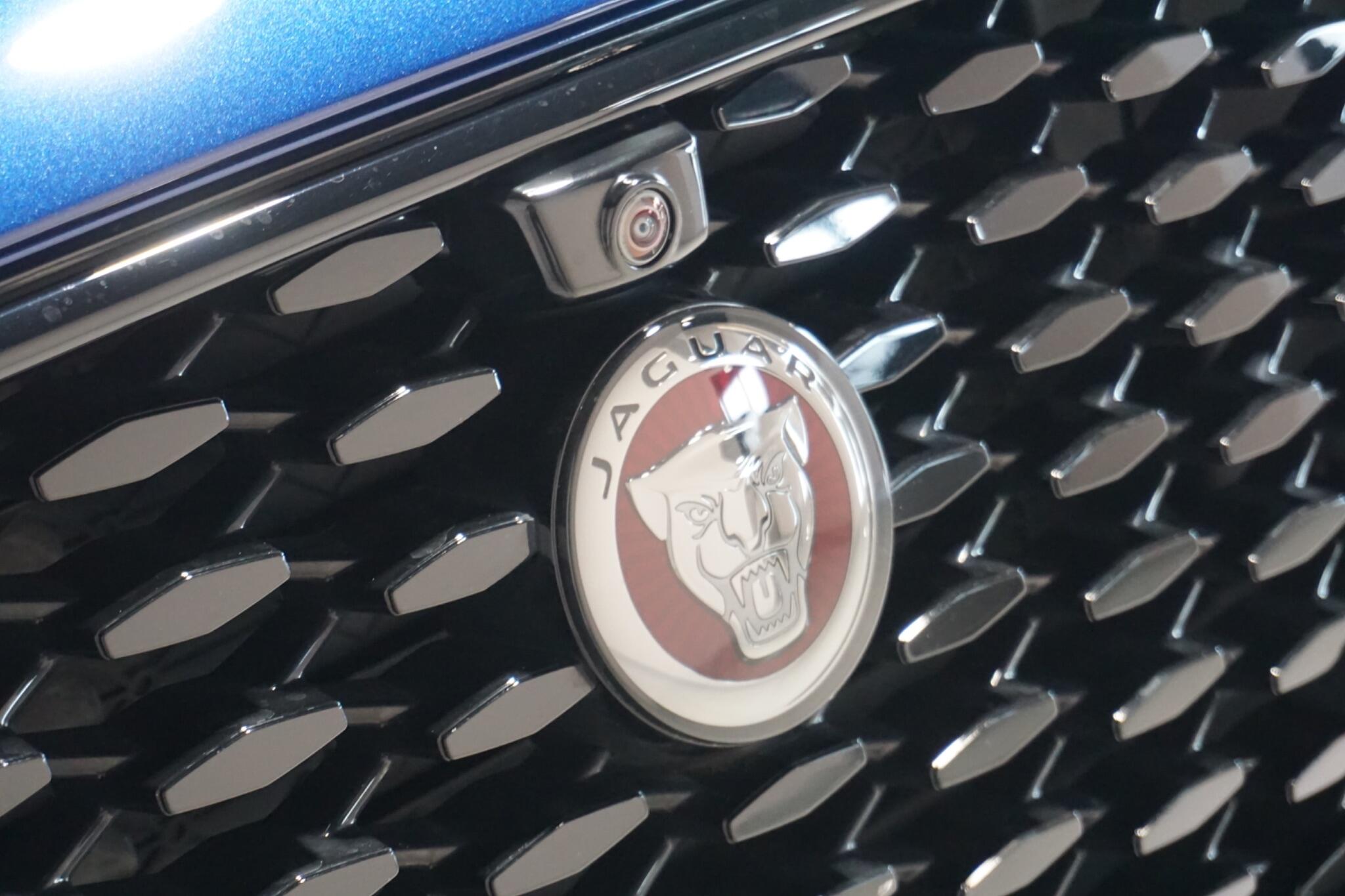 Jaguar F-PACE 3.0 D300 MHEV R-Dynamic SE SUV 5dr Diesel Auto AWD Euro 6 (s/s) (300 ps)